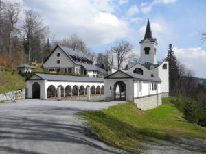 klášter vzdáleně